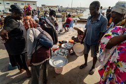 Accra;-Ghana;-Jamestown;-fishing-harbour;-fish-traders;-women;-negotiation;-fish;-buckets;-basins;-trade;-informal-economy;-Ga-Mashie-community;-womens-role;-artisanal-fishing;-daily-life;-Gulf-of-Guinea;-West-Africa;-historic-district;-documentary-photography;-Kaleidos;-Kaleidos-images;-La-parole-à-limage;-Stories-Pictures;-Tarek-Charara